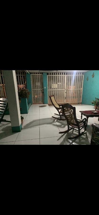 Casa Cisneros Bed & Breakfast León Екстериор снимка